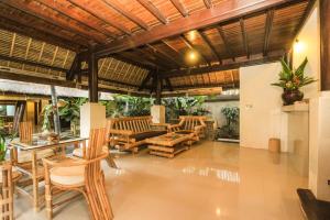 Ein Sitzbereich in der Unterkunft Radiant Jepun Villa