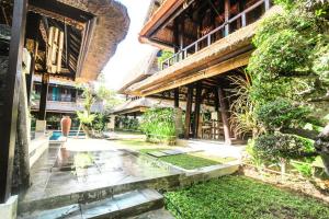einen Innenhof eines Gebäudes im Regen in der Unterkunft Radiant Jepun Villa in Legian