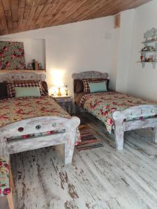 1 dormitorio con 2 camas y techo de madera en El Racó de la Civaderia, casa en Montblanc en Montblanc