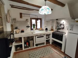 A kitchen or kitchenette at El Racó de la Civaderia, casa en Montblanc