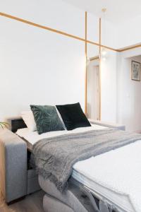 سرير أو أسرّة في غرفة في Lux Apartment II