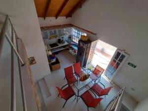 una vista aérea de una cocina con mesa y sillas en Cabaña Karibeña, en Santa Marta