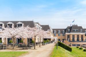 um campus com árvores, mesas e edifícios em Heerlickheijd van Ermelo em Ermelo