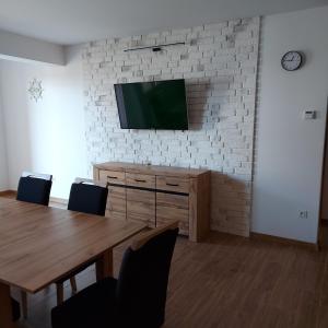 Apartament Ewelina Darłówko tesisinde bir televizyon ve/veya eğlence merkezi