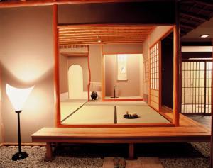 黒部市にある延対寺荘 のガラスのドアとランプが備わる部屋 +37枚の写真