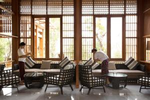 Ein Sitzbereich in der Unterkunft The Samaya Seminyak Bali