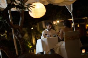 Ein Mann und eine Frau sitzen mit Weingläsern an einem Tisch in der Unterkunft The Samaya Seminyak Bali in Seminyak + 37 Fotos