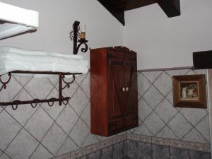 um quarto com uma mesa e um armário num quarto em Hotel La Posada de Villalangua em Villalangua