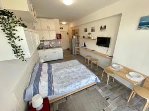 a small room with a bed and a kitchen at Albert Apartman Balatonberény in Balatonberény
