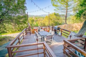 une terrasse en bois avec une table et des chaises. dans l'établissement NV Casa Retreat, à Coarsegold