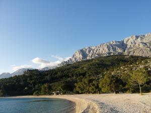 a beach with a mountain in the background at Apartment Rita in Makarska