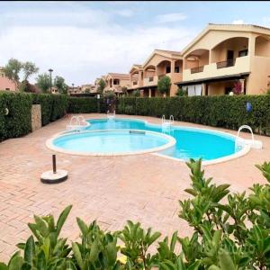 una piscina frente a una casa en Casa Turchese, en Olbia