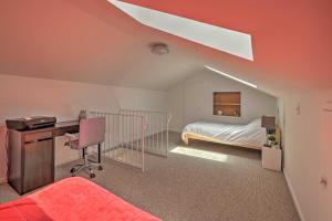 Ein Bett oder Betten in einem Zimmer der Unterkunft Myrtle Beach Golf Course Escape about 2 Mi to Beach!