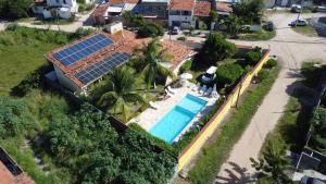an aerial view of a house with a swimming pool at Flat Julieta in Paulista