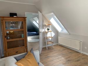 a living room with a skylight and a room with a bed at Sonniges Stadt-Apartment in ruhiger Parklage in Bad Segeberg