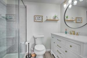 Ένα μπάνιο στο Boat Slip, Fire Pit Lakefront Sunrise Beach Home! +20 φωτογραφίες