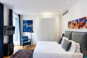 A bed or beds in a room at Suite della Pigna