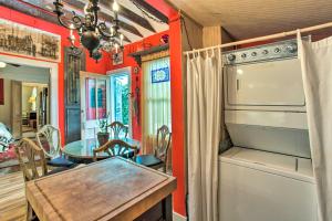 uma cozinha e sala de jantar com uma mesa e um frigorífico em Authentic New Orleans Cottage with Courtyard! em Nova Orleans