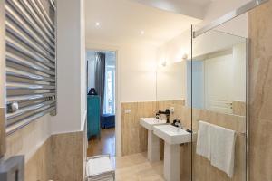 A bathroom at Suite della Pigna Még 37 kép