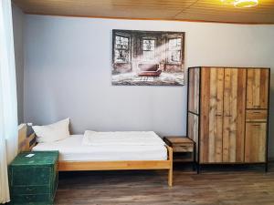 1 dormitorio con 1 cama y una pintura en la pared en Hotel Blüchertal, en Bacharach