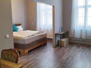 - une chambre avec un lit et du parquet dans l'établissement Hotel Blüchertal, à Bacharach