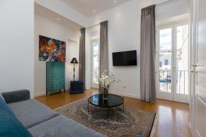 A television and/or entertainment centre at Suite della Pigna