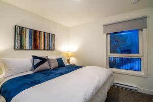 Llit o llits en una habitació de Kasper's Den by Revelstoke Vacations