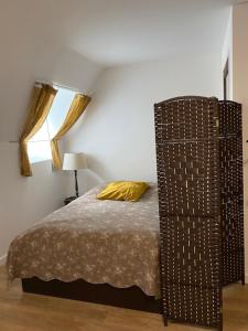 a bedroom with a bed and a window at Maison de Campagne in Sarroux
