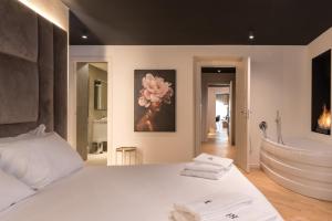 Posteľ alebo postele v izbe v ubytovaní Brera Luxury Apartment near Duomo With Wifi