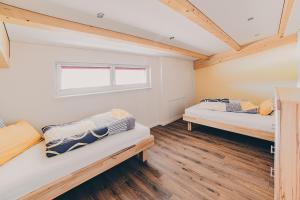 a room with two beds and a window at Große Ferienwohnung mit Balkon und perfekter Lage in Eggenthal