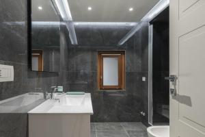 Kúpeľňa v ubytovaní Brera Luxury Apartment near Duomo With Wifi