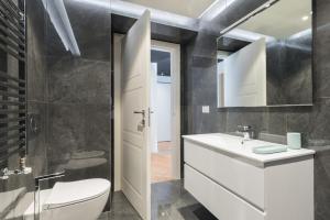 Kúpeľňa v ubytovaní Brera Luxury Apartment near Duomo With Wifi