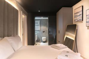 Posteľ alebo postele v izbe v ubytovaní Brera Luxury Apartment near Duomo With Wifi