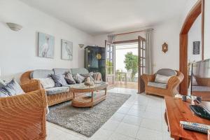 Et opholdsområde på Hogar Palmera with Pool & Beach