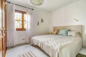 En eller flere senge i et værelse på Hogar Palmera with Pool & Beach + 20 billeder