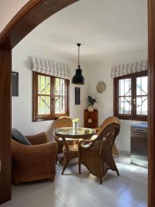 Et opholdsområde på Hogar Palmera with Pool & Beach