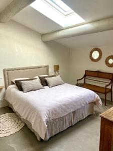 ルシヨンにあるLe mas des irisのベッドルーム(大きな白いベッド1台、天窓付)