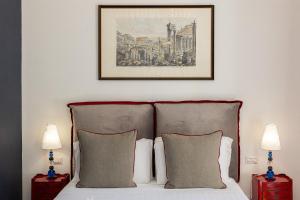 A bed or beds in a room at Suite della Pigna