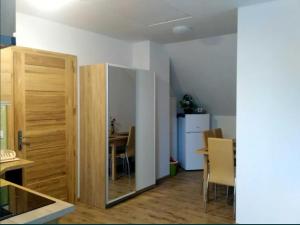 索克維蒂的住宿－Apartament Mazurski Rodowo，一间设有门的房间和一间带桌子的厨房