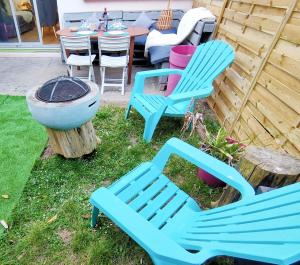 a group of chairs and a grill in a yard at BALNEO 100M PLAGE JARDIN BRASERO in Berck-sur-Mer