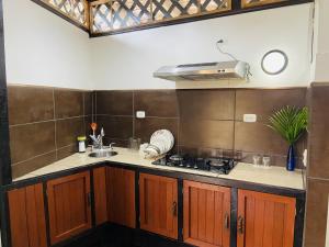 Cucina o angolo cottura di Lizard King Hotel & Suites