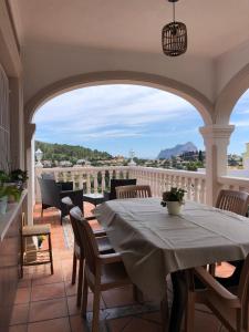 uma mesa e cadeiras numa varanda com vista em Villa Maja em Calpe