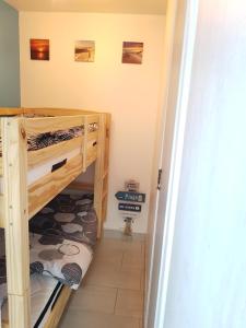 een kleine kamer met stapelbedden in een kamer bij 2/3 Pièces - Balcon Vue Mer - Parking in Trouville-sur-Mer