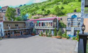 Cảnh núi rừng hoặc tầm nhìn ra núi từ khách sạn