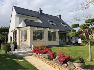 a house with a garden with flowers in the yard at Liorzh an ty in Kerfany-les-Pins