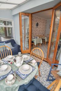 A restaurant or other place to eat at Innes House Bed & Breakfast
