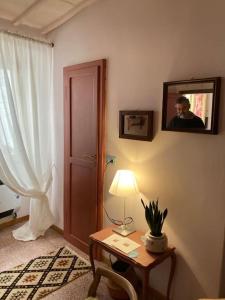TV a/nebo společenská místnost v ubytování Il balconcino di Riamori