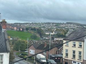 - une vue sur une ville avec des maisons et un champ verdoyant dans l'établissement The Corner House. Derry City. 3 bed, sleeps 6., à Londonderry County Borough