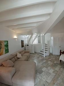 Biały salon z kanapą i schodami w obiekcie 5 min from Orient Bay - perfect condo, Idolem résidence unité 6 - 57 Rue du Mont Vernon 1 w mieście Cul de Sac