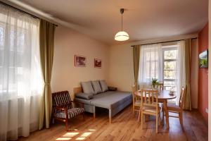 salon z kanapą i stołem w obiekcie Apartmány Tatra w mieście Jáchymov +37 zdjęć